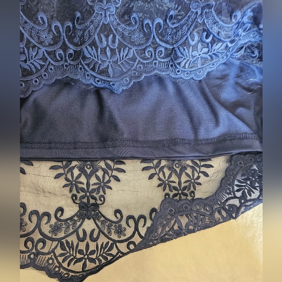 XS NAVY LACE SEXY TANK BLOUSE, SMOCKING AND LINED. ADORABLE. MEASUREMENTS. - Picture 3 of 9